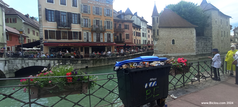 Annecy-2024-ca-dborde-devant-les-prisons-et-Thiou-2024