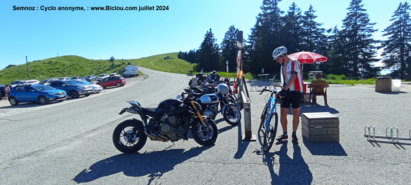 cyclo-anonyme-devant-les-motos-au-semnoz