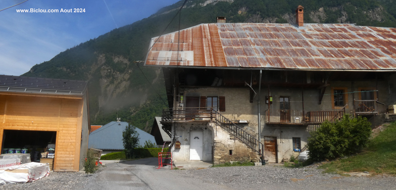 maison-ancienne-au-dessus-de-Uginetitle=maison-ancienne-au-dessus-de-Ugine