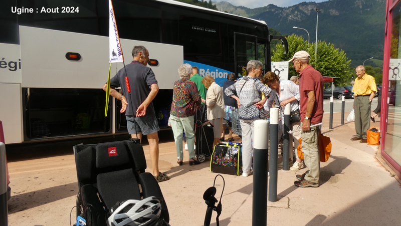 Ugine-bus-devant-carouf