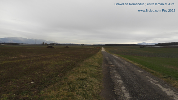 Gravel-bike-dans-la-campagne-entre-leman-et-jura