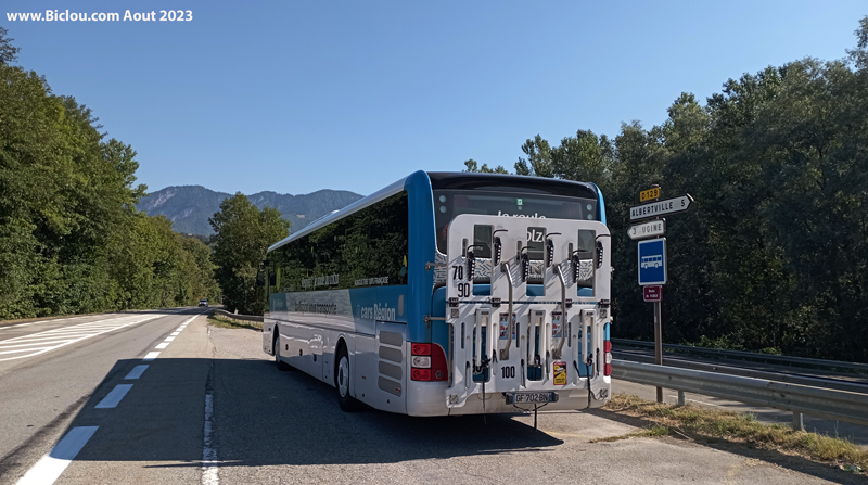Coup-de-mou-monton-dans-Bus-a-Marthod