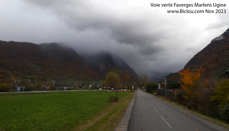 Sur-voie-verte-veloroute-V62-Marlens-pluie-charvin