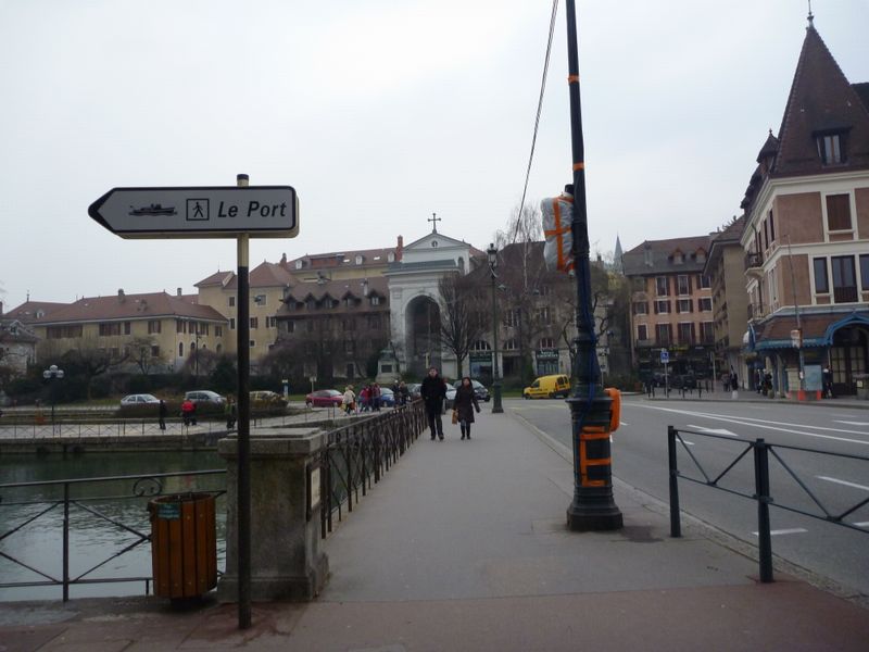 Pont de la Halle  Annecy : pitons et vlos se bousculent parfois 