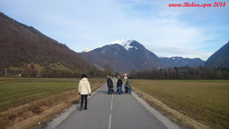Poussettes-sur-la-piste-dite-cyclable-saint-ferreol-faverges-2014</center