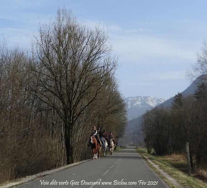 A cheval sur la voie verte Giez