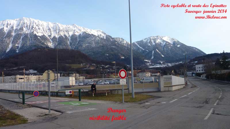 Carrefour rue des epinettes piste cyclable faverges visibilité moyenne