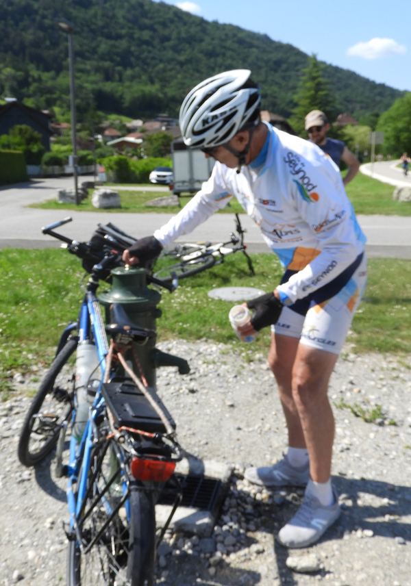 Niveau du Poisson Rouge Sevrier : Poloche, champion du monde du Tour du lac d'Annecy à soif ..