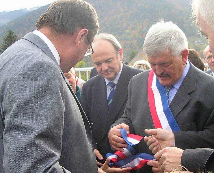 Mrs Jean franoius Lamour, Mr le maire de faverges, en ruban