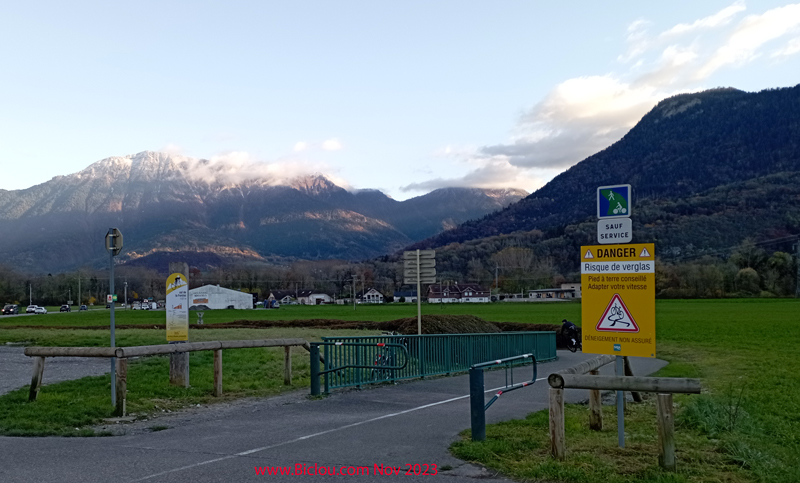 Panneau-attention-ca-glisse-niveau-pont-voie-verte-v-62-annecy-faverges