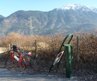 barriere découpée sur la piste cyclable annecy