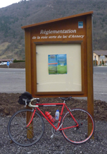 fanny sous le panneau de la piste cyclable a Marlens