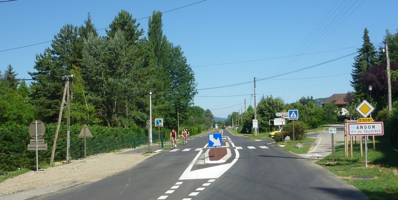 Entre de la piste cyclable ou bordel organis  Angon en 2011