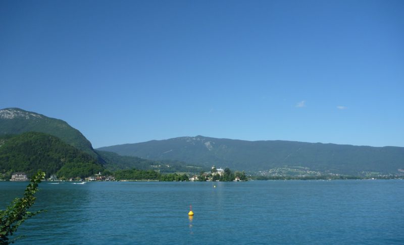 Vue du Crt de chtillon dit le Semnoz depuis la voie verte des rives du lqc d'Annecy en 2011
