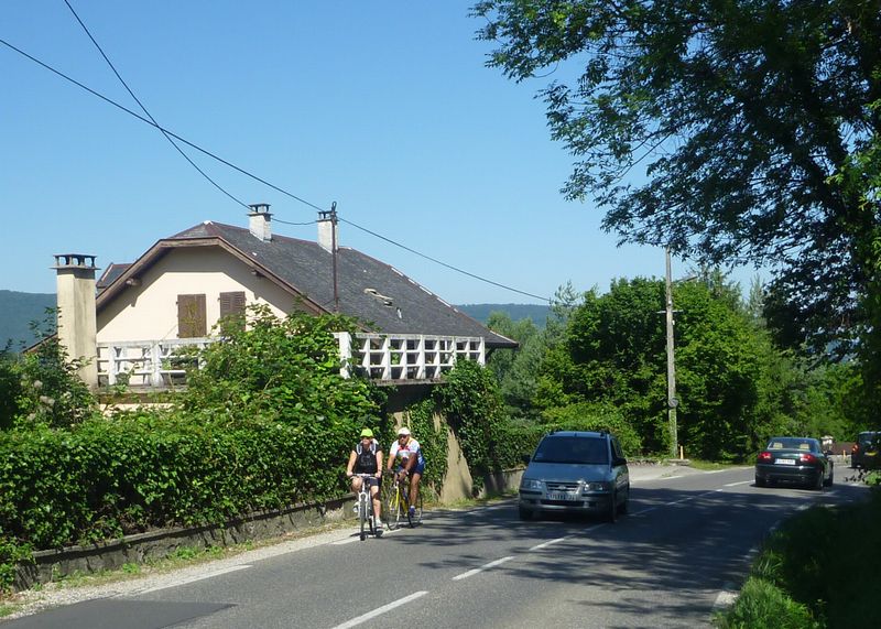 Route descendant à Menthon saint Bernard sur le D 909 A, attention : Une bande cyclable côté montant , mon cher Yves serait nécessaire