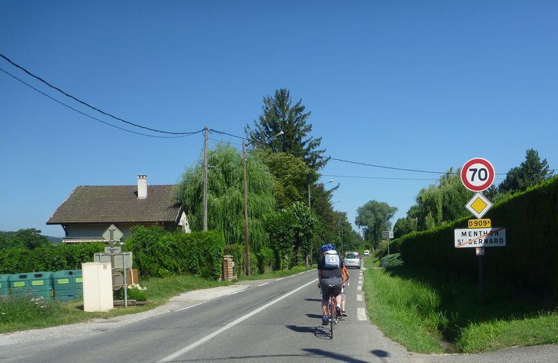 Sur la route D 909 A en 2011,  la sorte de la ville : saint Bernard de Menthon : priez pour nous