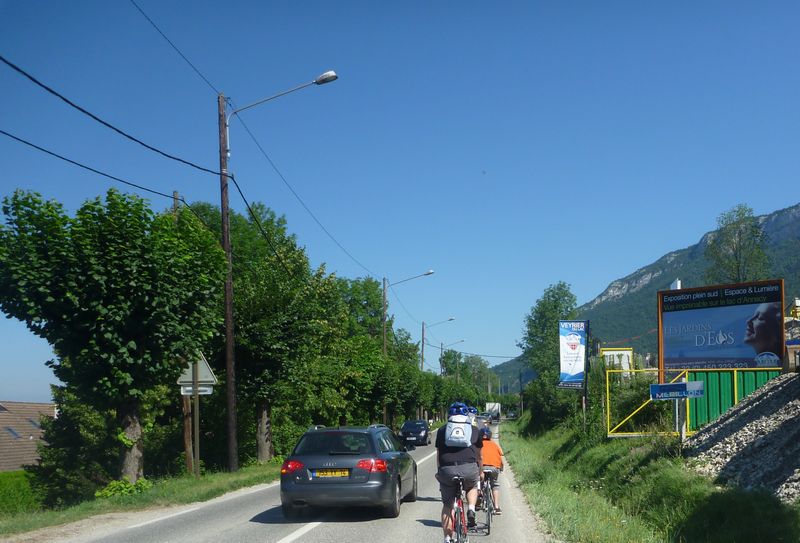 Cyclistes tenez le guidon, gardez votre ligne et serrez les fesses sur cette D 909 A entre Menthon et Veyrier du lac d'Annecy en 2011