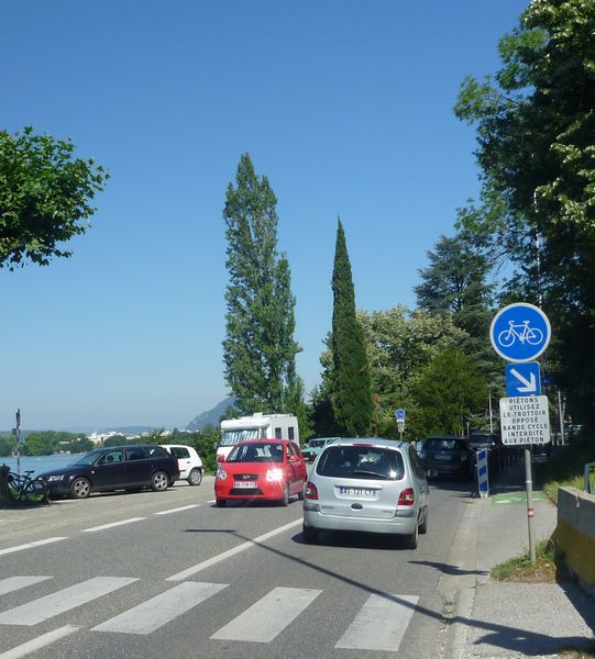 Au bas de la descente de Chavoire, ne pas louper la bande cyclable