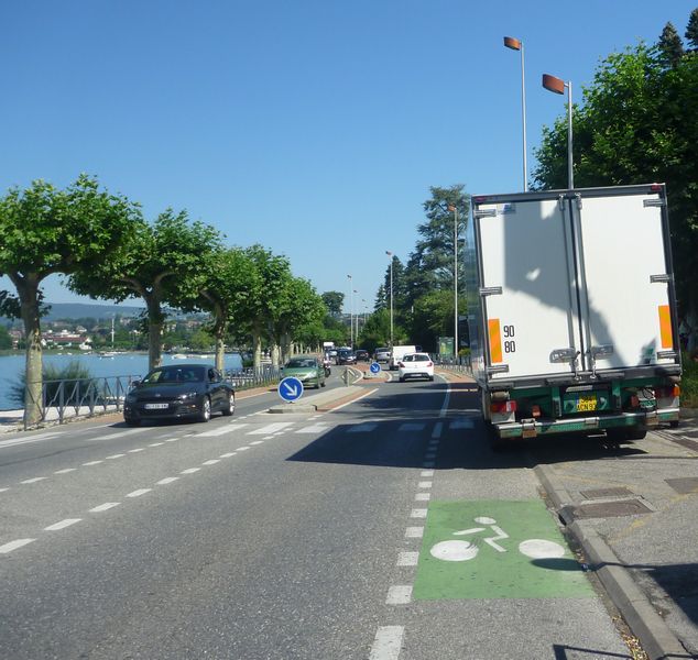 La bande cyclable Annecy le vieux Annecy sert de parking
