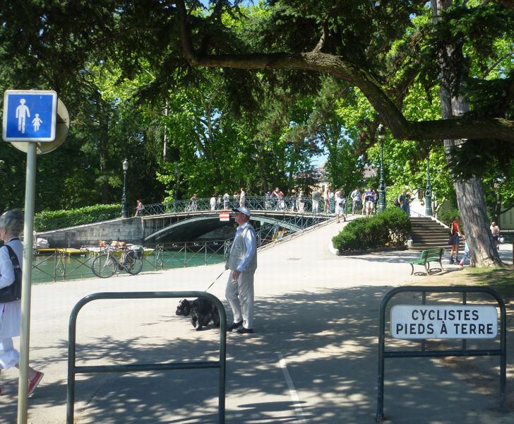 Cyclistes pied  terre, pour escalader le fameux pont des amours  Annecy en 2011