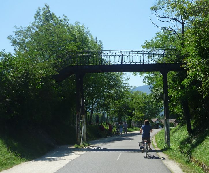 Piste cyclable plus cale ici  Sevrier en 2011