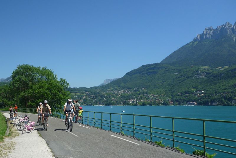 Le lac  Duingt, vue de la piste cyclable en 2011