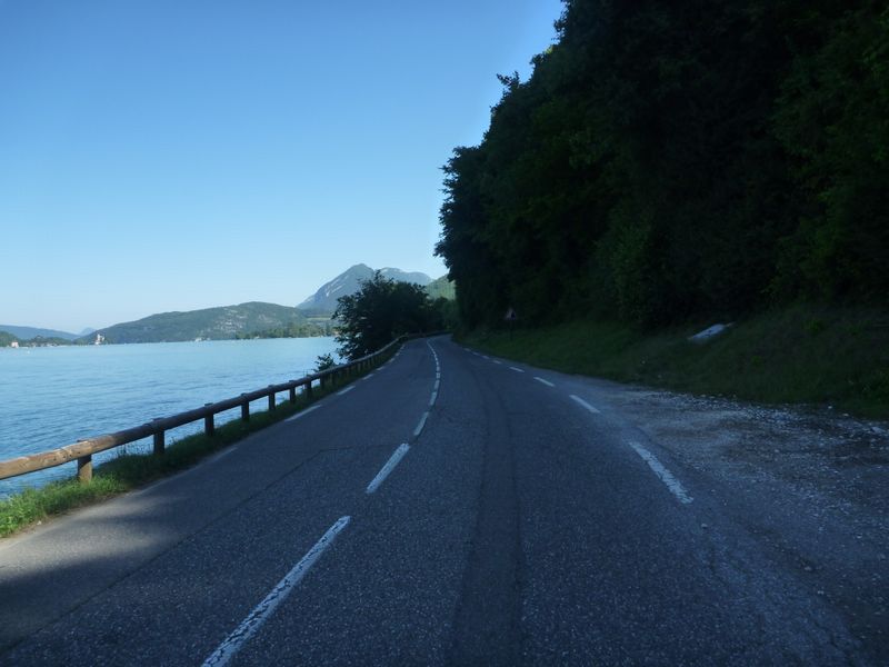 Le D 909 A vers Talloires en 2011, la piste cyclable sera sur la droite (2013)