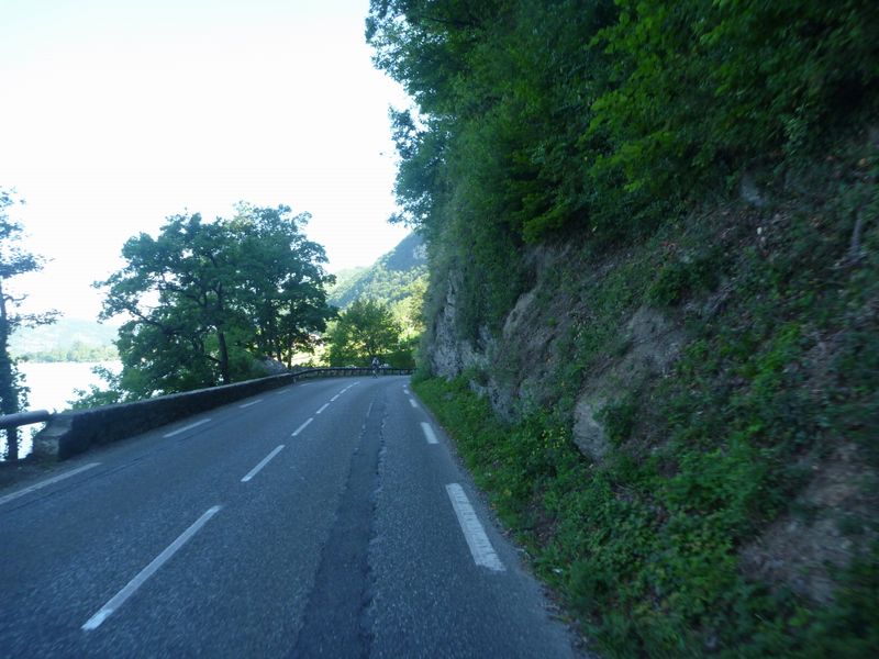 Passage troit sur le D 909 A en bordure du lac d'Annecy , la piste cyclable sera en contre-bas