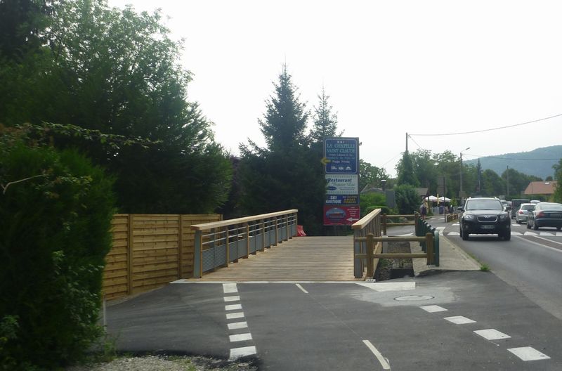 Le petit pont de bois sur la piste cyclable à Angon en 2011