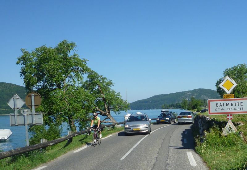 File de voitures derrire les cyclistes sur le D 909 A