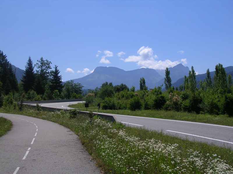 La piste cyclable longe la voie des aravis