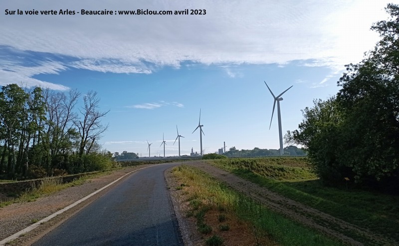 Eoliennes le long de la voie verte Beaucaire-Fourques-Arles (ViaRhôna 2023)