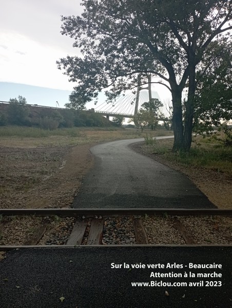 Sur la voie verte Beaucaire - Fourques-Arles, Attention à la marche !
