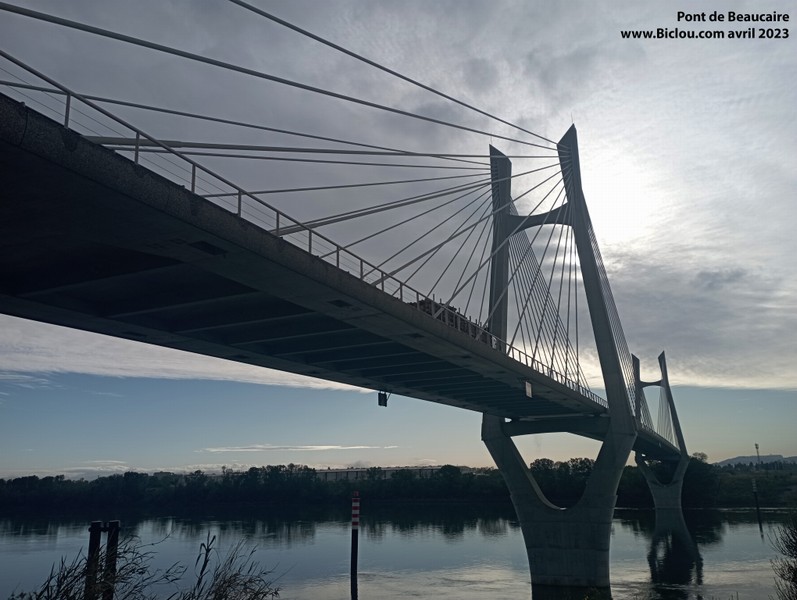Sur la voie verte Beaucaire-Arles ; Sous le pont de Beaucaire (D 90)
