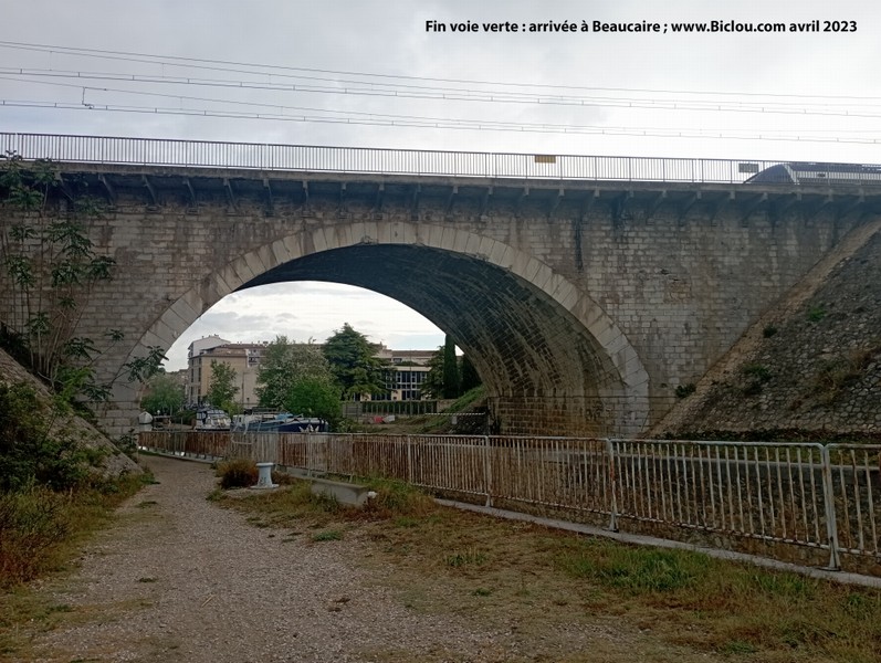 Fin de la voie verte, arrivée à Beaucaire depuis Fourques , Arles, long canal Rhône-Sète