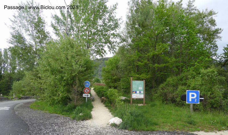 Passage animalier, pour les cyclistes phacochères , qui veulent passer sur l'autre rive de l'A40.