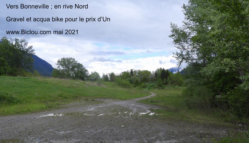 Passé ce pont, possibilité de rejoindre Bonneville par ce chemin; mais c'est parfois de l'acqua Bike et du Gravelle