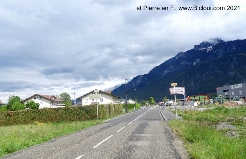 D19 : st Pierre en Faucigny : beaux trottoirs, et les vélos ? ..