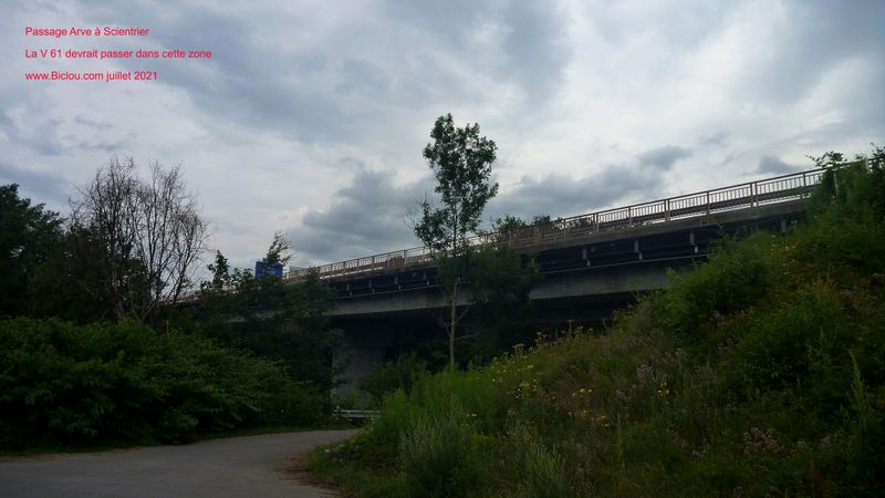 Nous passons sous le pont de l'A 40 au niveau de la décheterie de Scientrier