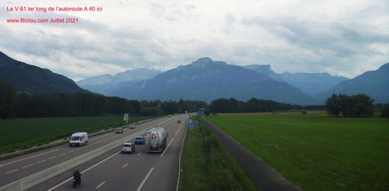 La vélo-route V 61 suit bien l'autoroute A40 ici à Scientrier