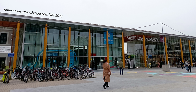 Sur l'esplanade F Mitterand à Annemasse, devant la Gare Sncf : pas vu d'indication véloroute V-61