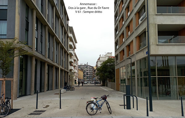 La gare étant dans le dos, en face V-61 dans la rue Dr Favre (pas de balises)