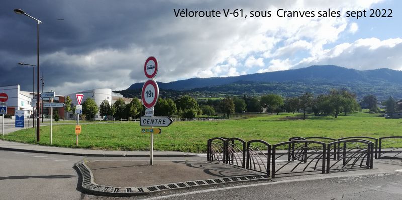 La véloroute V 61 ; à Cranves-Sales (Haute-Savoie), une balise a été enfin posée en 2022 ..