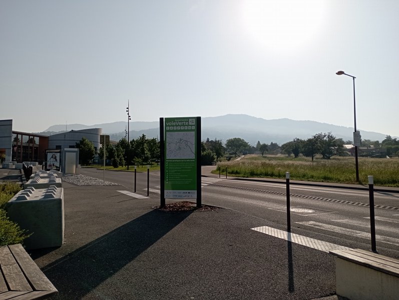 Balisage V-61 : niveau collège de Cranves-Sales, à gauche
