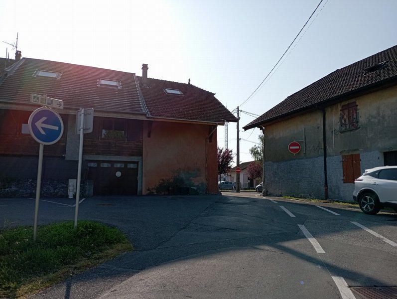 V-61 : Cranves Sales, balisage vers une route en sens interdit !