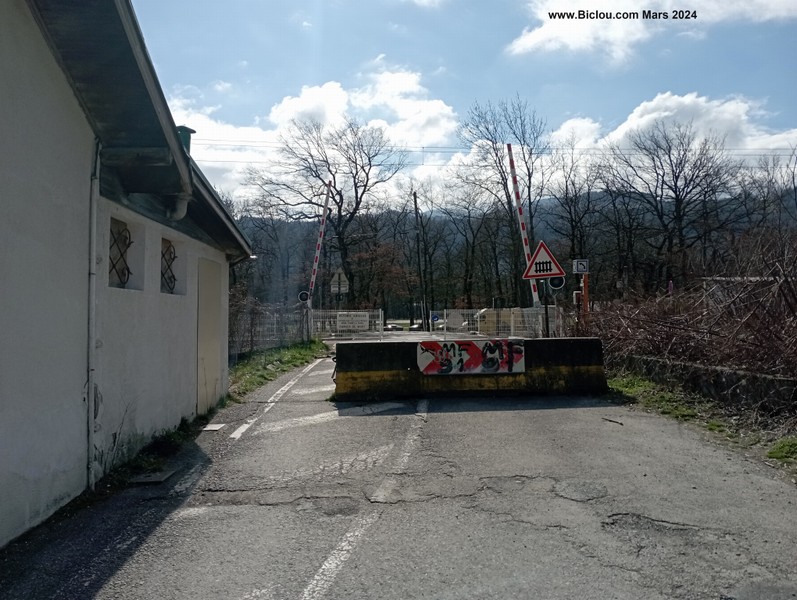 Sur la véloroute dite V-61, passage à niveau .. pas loin des campings de Sallanches Passy