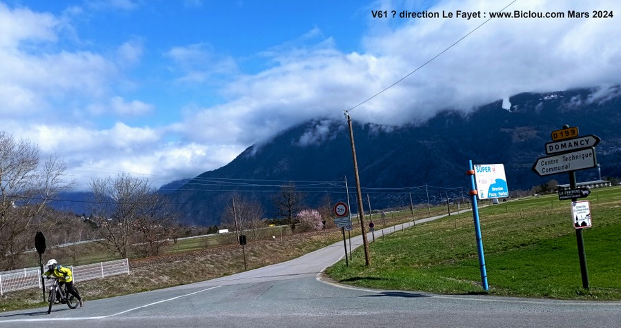 La véloroute dite V-61 traverse la D 199 ici, prudence et cierge