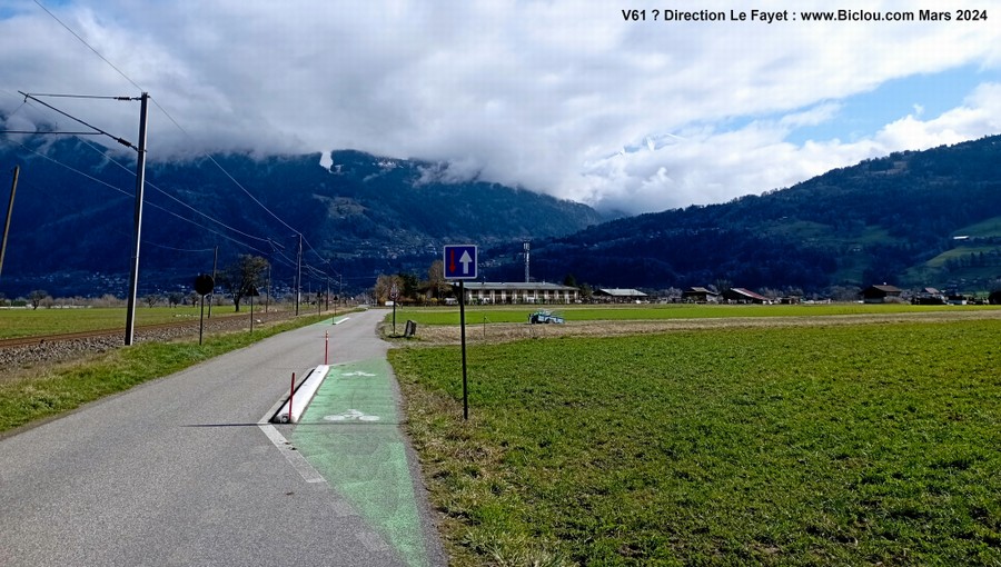 Toujours le fameuse véloroute dite V-61 pas loin de Passy avant le Fayet : sempre dritto ..