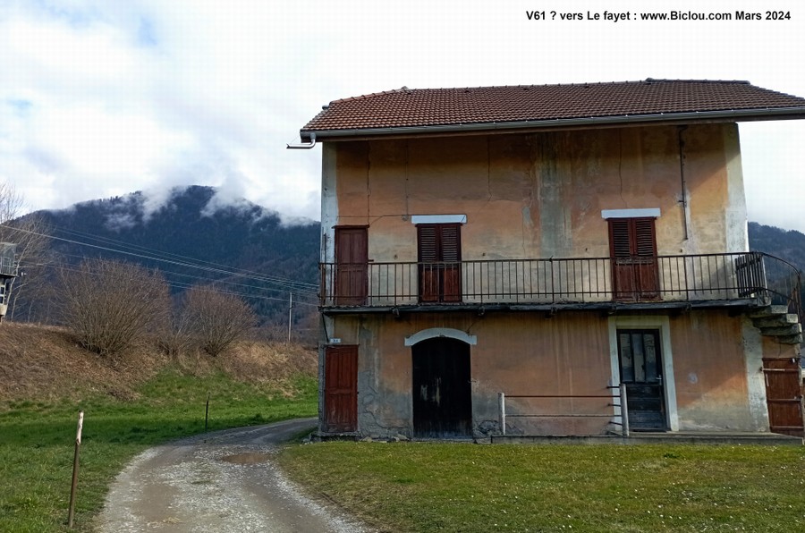 Le Fayet : En l'absence de balisage V-61, nous empruntons et rendons : Sur ce chemin