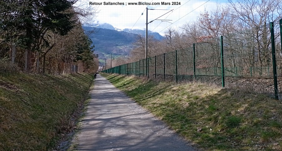 Retour à Bicyclette à Sallanches, par le chemin longeant la voie ferrée